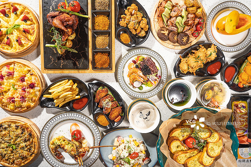 全家福 丰盛 披萨 烤鸡 烤翅 面包片 乡村风 欧式 摆盘 蘸料 沙拉图片素材