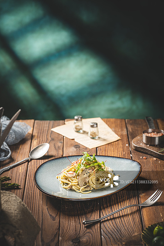 香菇意面 意面 面条 面食 木制 特写 欧式 乡村风图片素材