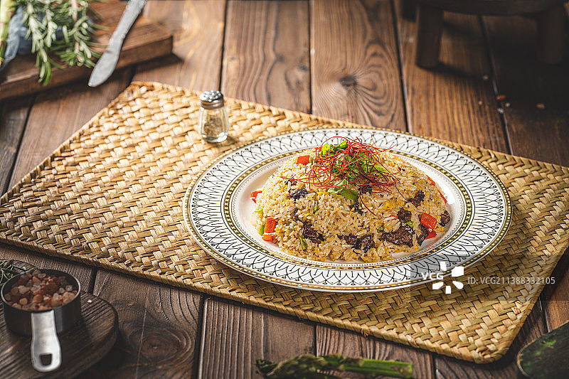 牛肉蛋炒饭 牛肉 蛋炒饭 鸡蛋 米饭 乡村风 欧式图片素材