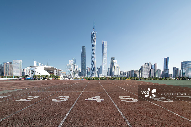 广州城市天际线和体育跑道图片素材