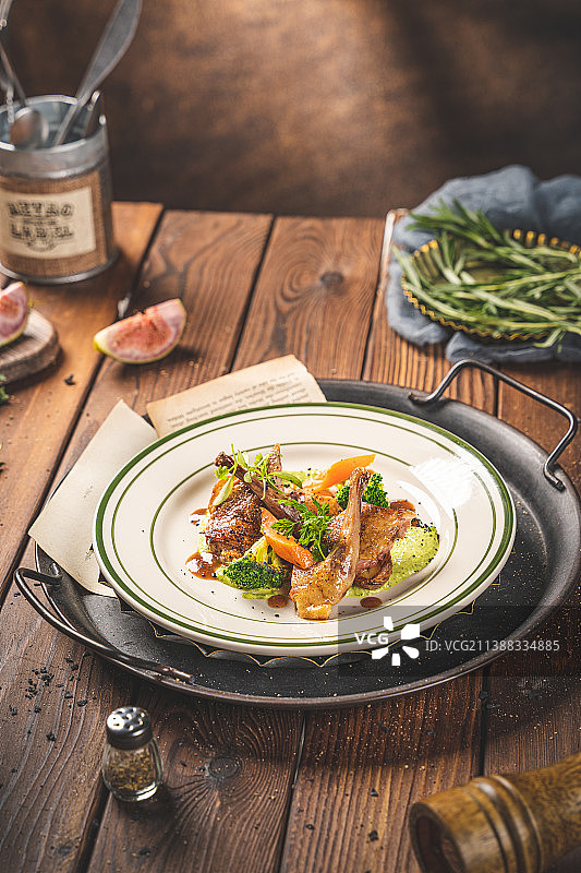 美式餐厅 欧式复古 美式乡村 西餐 迷迭香 牛排 乳鸽 鸽子 干式熟成图片素材