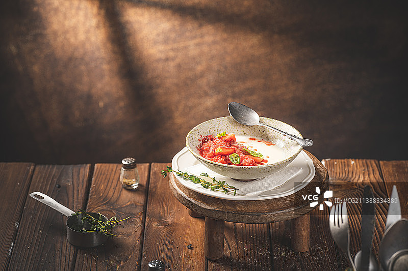 美式餐厅 欧式复古 美式乡村 西餐 迷迭香 牛排 草莓 草莓甜品 酸奶图片素材