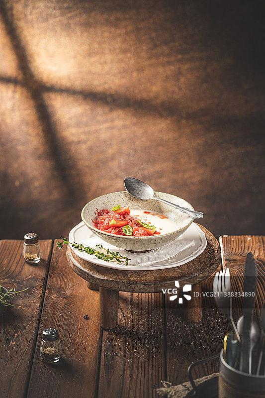 美式餐厅 欧式复古 美式乡村 西餐 迷迭香 牛排 草莓 草莓甜品 酸奶图片素材