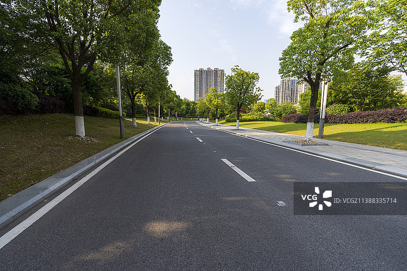 南京市江苏大剧院前的大型石板平台，路，草坪，喷泉图片素材