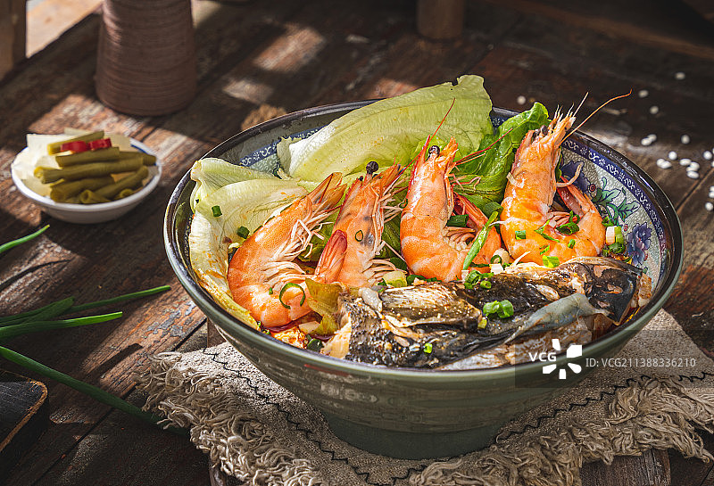中餐 鱼粉 复古风 乡村风 大虾 弯虾 鱼头 白菜 粉 红油 香辣图片素材