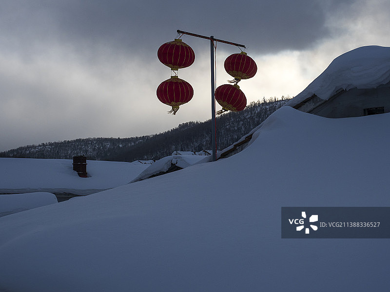 雪中的灯笼图片素材