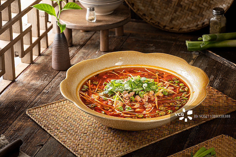 中餐 红油 辣椒 芝麻 复古风 乡村风 中式美食 鲜锅 兔 兔肉 兔丁 荤菜图片素材