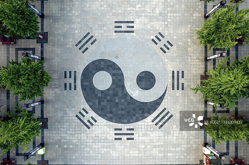 太极图案建筑地面广场阴消阳长黑白画面图片素材