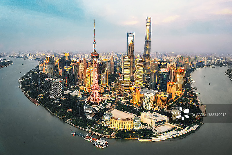 霓虹初上的东方明珠图片素材