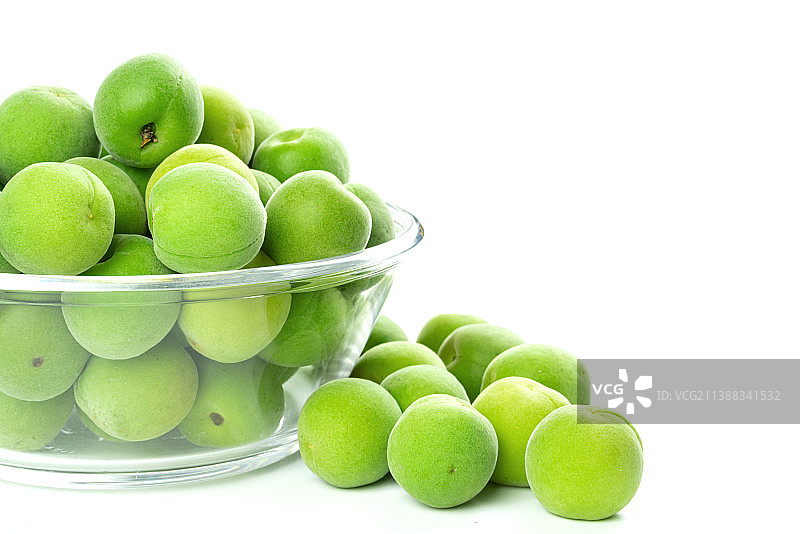 玻璃碗内的青梅图片素材