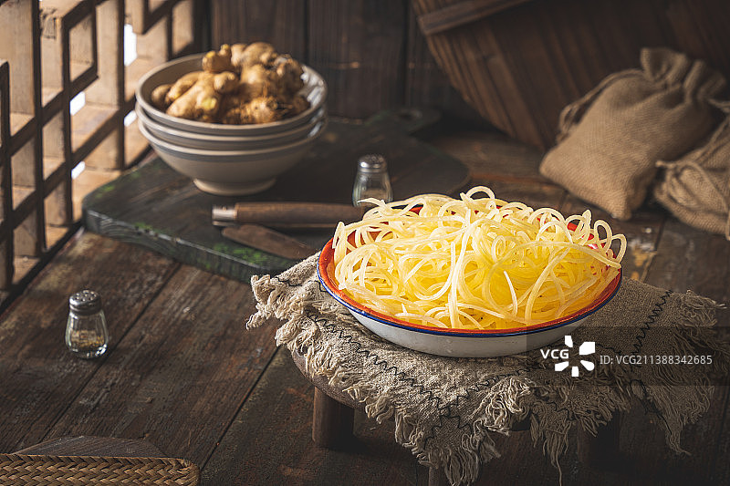 中餐美食 中式复古风 乡村风 荤菜 素菜 肉类 新鲜 土豆丝 马铃薯丝图片素材