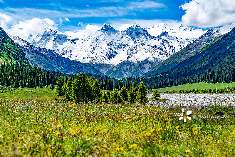 新疆伊犁昭苏夏塔古道与天山山脉汗腾格里峰图片素材