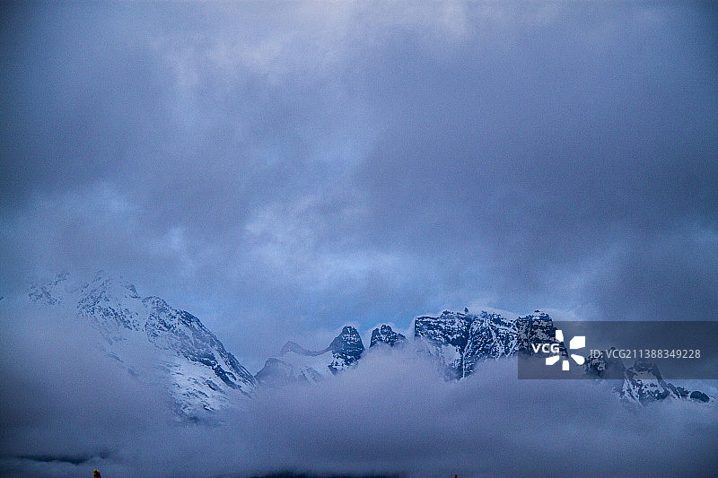 若隐若现的梅里雪山(Meili Snow Mountain in the clouds）图片素材
