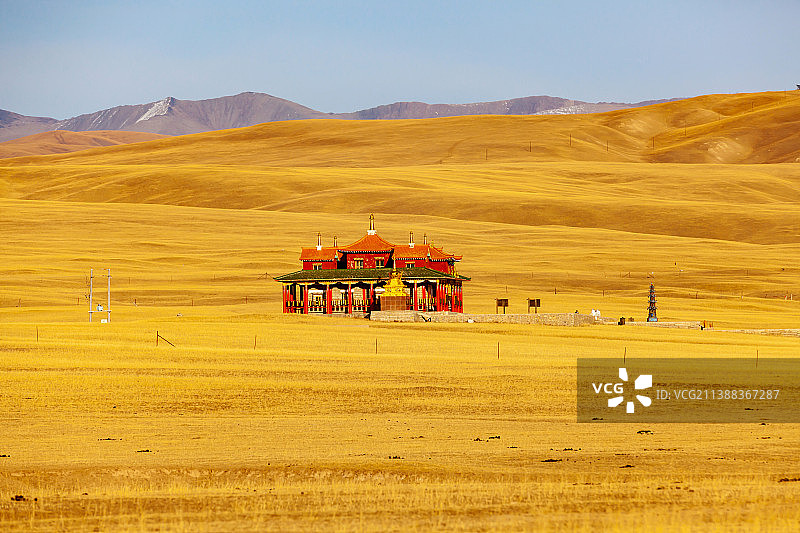 新疆巴音布鲁克草原上的寺庙图片素材