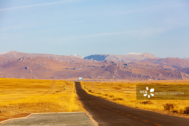新疆巴音布鲁克草原公路汽车广告背景图图片素材