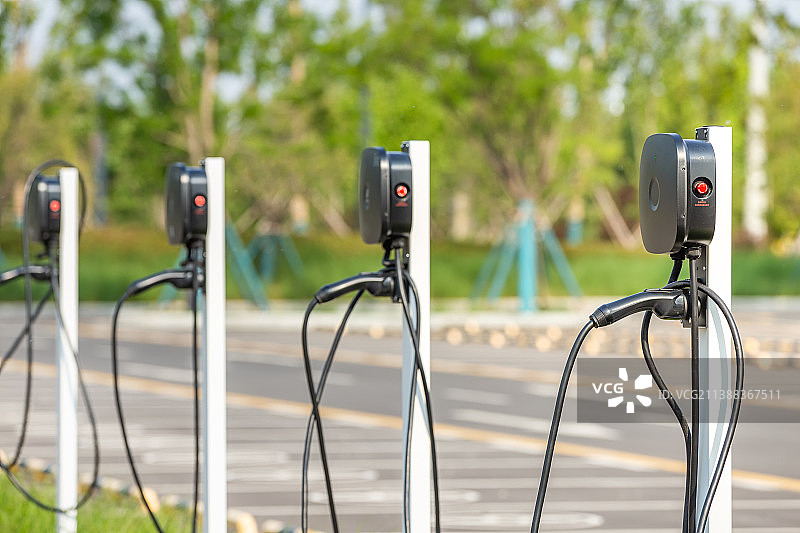 规划整齐的新能源电动汽车无人智能充电停车场夏季户外风光图片素材
