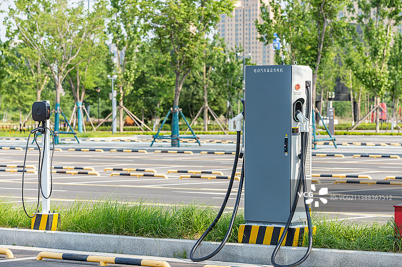 规划整齐的新能源电动汽车无人智能充电停车场夏季户外风光图片素材