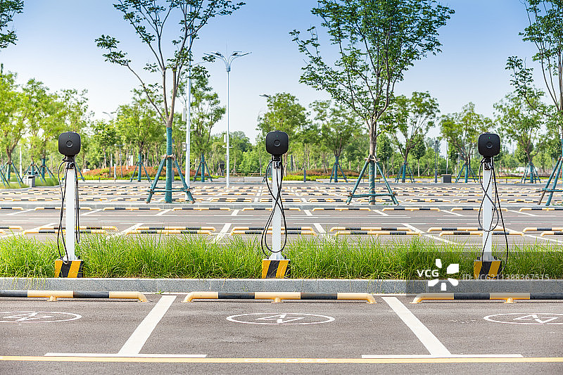 规划整齐的新能源电动汽车无人智能充电停车场夏季户外风光图片素材