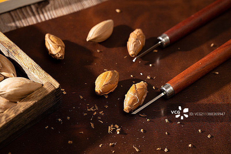 中国传统非物质文化遗产手串橄榄核雕刻手把件图片素材