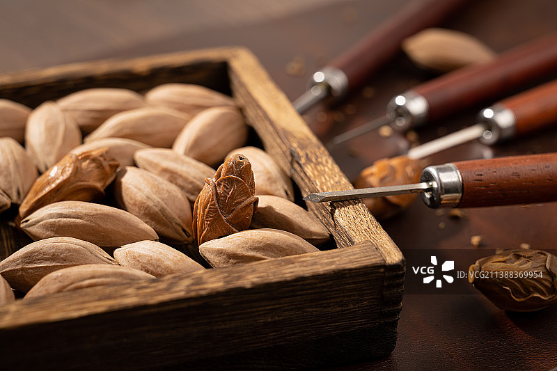 中国传统非物质文化遗产手串橄榄核雕刻手把件图片素材