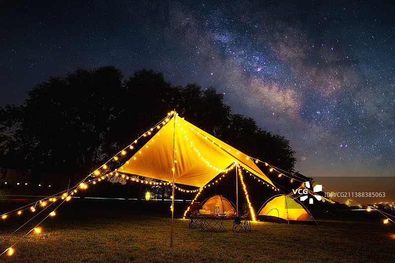 夏季夜晚在星空下露营图片素材