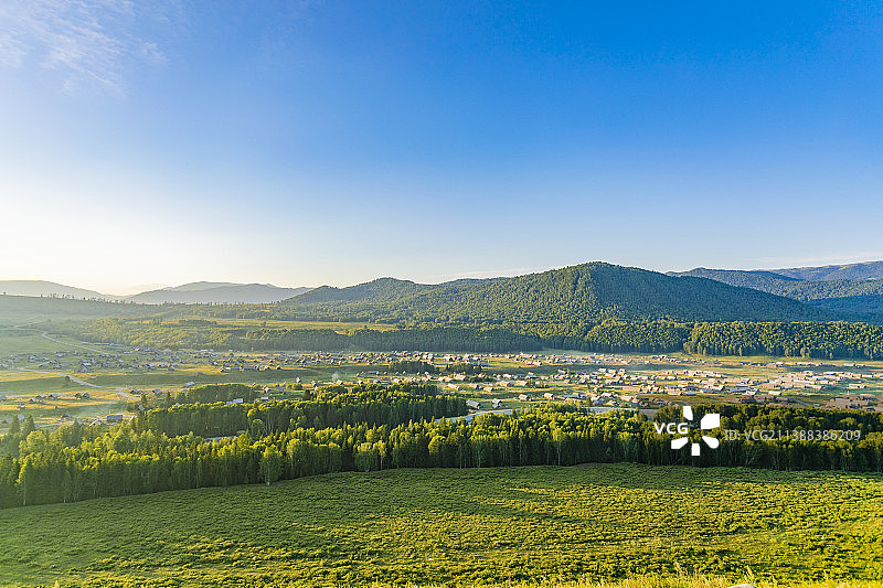 新疆喀纳斯雪山河流草原风光图片素材