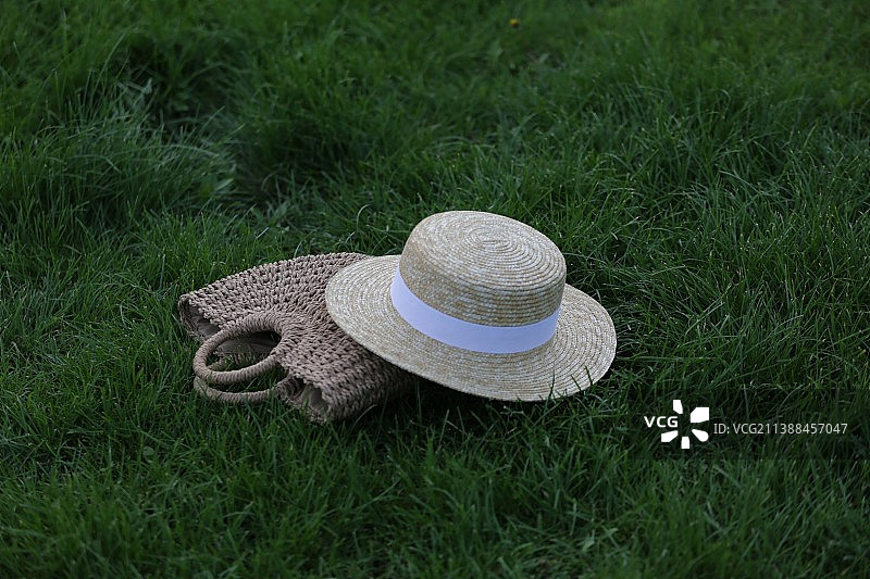 草地上帽子的高角度视图图片素材