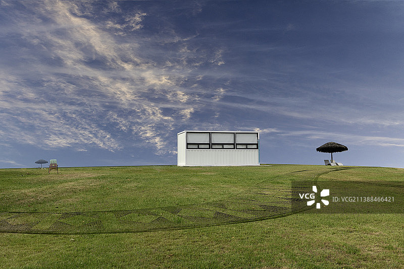 草原上的小屋图片素材