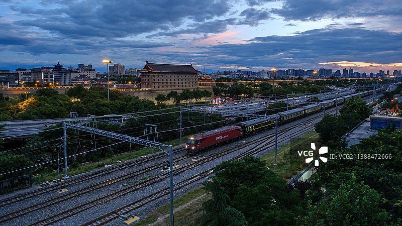 西安城墙安远门与火车夜景图片素材