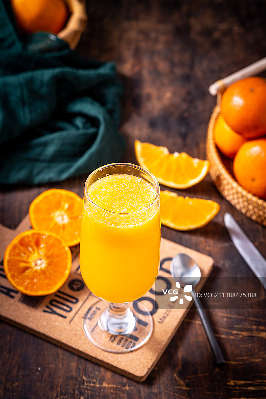 复古木纹桌子上的一杯鲜榨橙汁图片素材