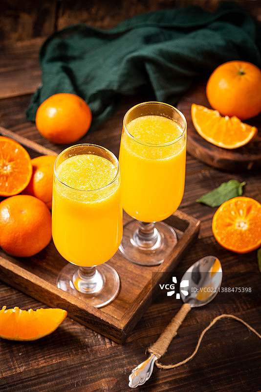复古木纹桌子上的一杯鲜榨橙汁图片素材