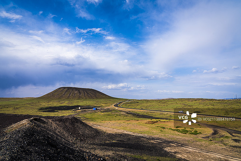 火山旁的公路图片素材