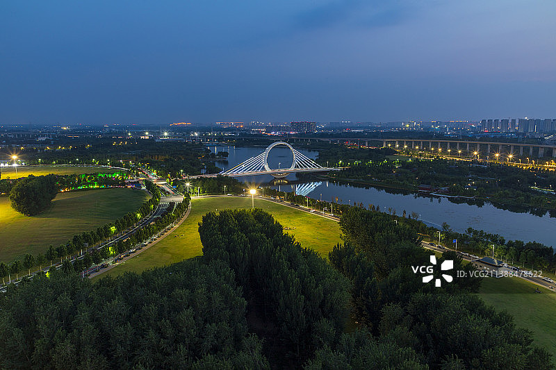 河南省郑州市蝶湖夏天夜晚户外风光图片素材