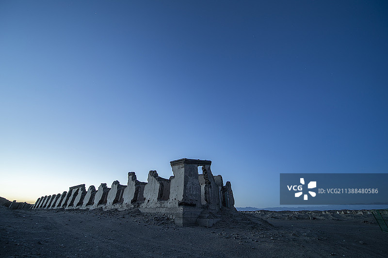 哈密三道岭煤矿遗址星空银河夜景图片素材