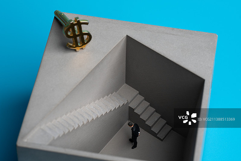 一个焦虑的站在梯底层上部放着钱币微缩创意图片素材