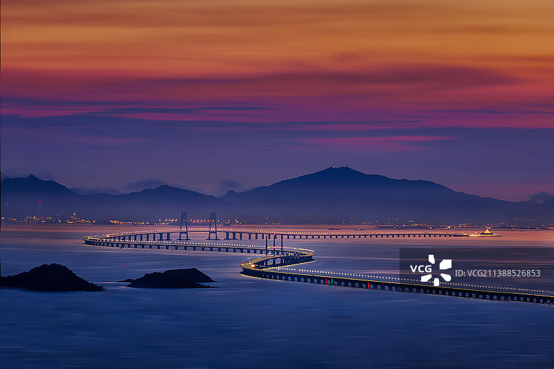 港珠澳大桥在晨曦中象出海巨龙图片素材