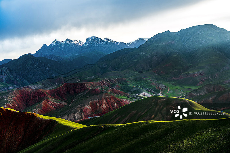 雪山下的草原图片素材