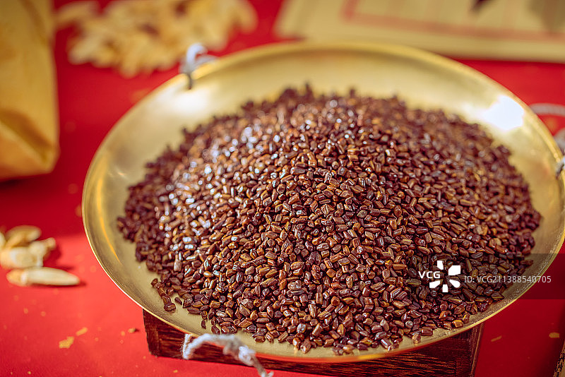 秤盘上放着中国古代传统中医草药决明子图片素材