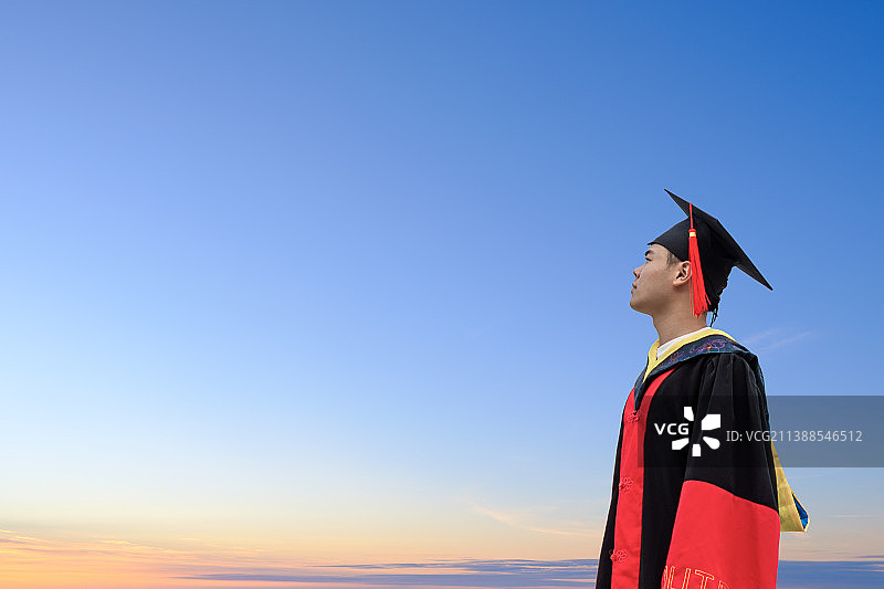 博士毕业生侧脸看向远方图片素材