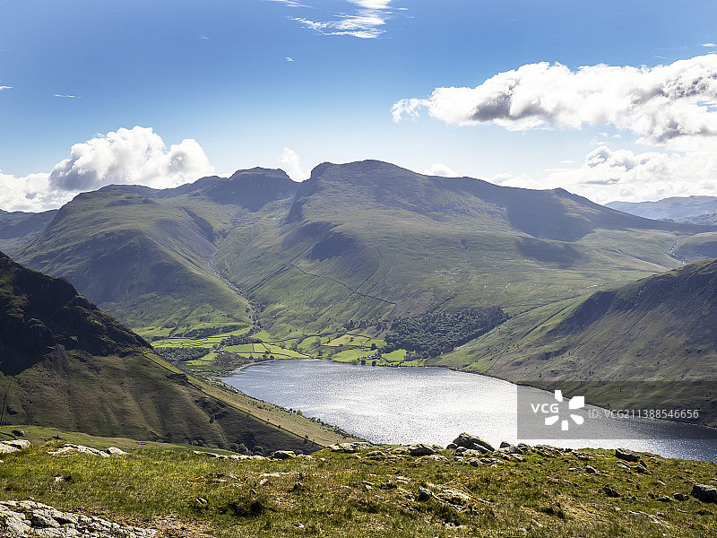 从英国湖区米德尔费尔俯瞰废弃水域、斯科费尔峰和斯科费尔派克峰图片素材