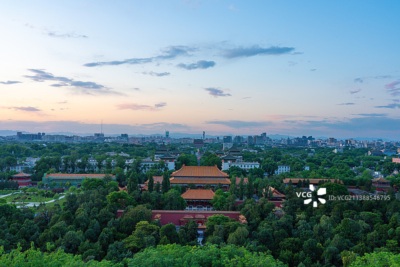 傍晚居高遥望北京中轴线的城市天际线（景山寿皇殿、鼓楼等）图片素材