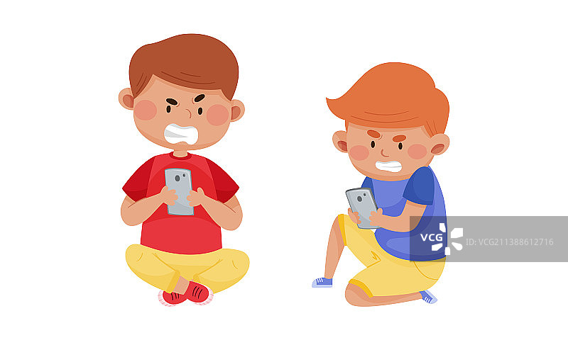 生气的男孩使用手机上网图片素材