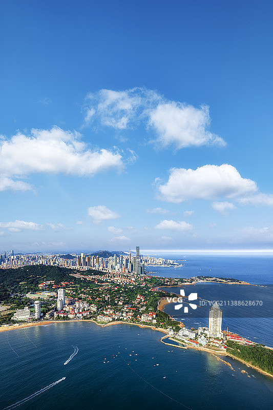 航拍青岛海岸线建筑景观天际线图片素材