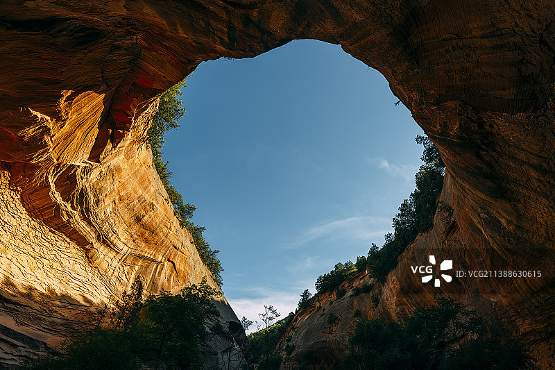 探险陕西省延安市甘泉县丹霞地貌大峡谷夏日风光图片素材