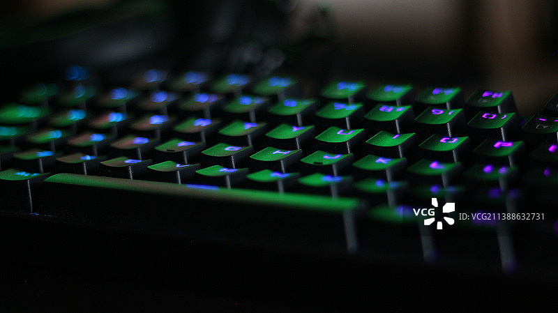 发光电脑键盘特写图片素材