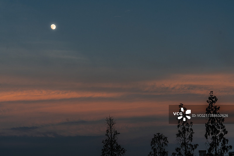 傍晚时分明快的月亮图片素材