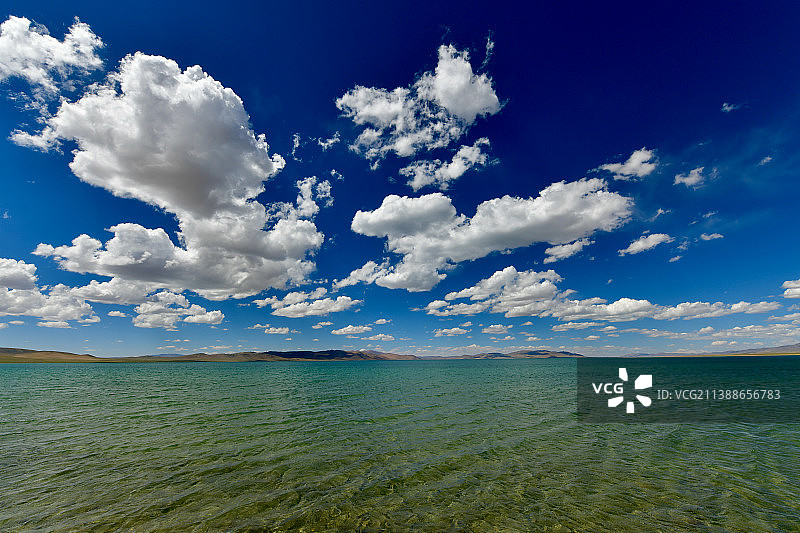 G317国道西藏那曲市安多县蓬措风光图片素材