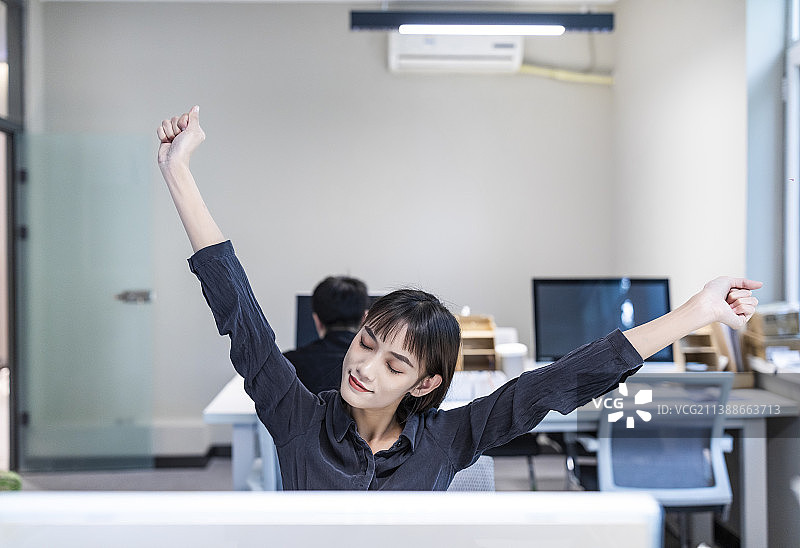 办公室工作疲劳的商务女性图片素材