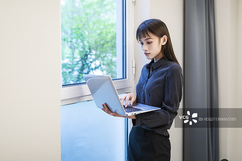 会议室里黑衬衣黑裙子的工作中的商务女性图片素材