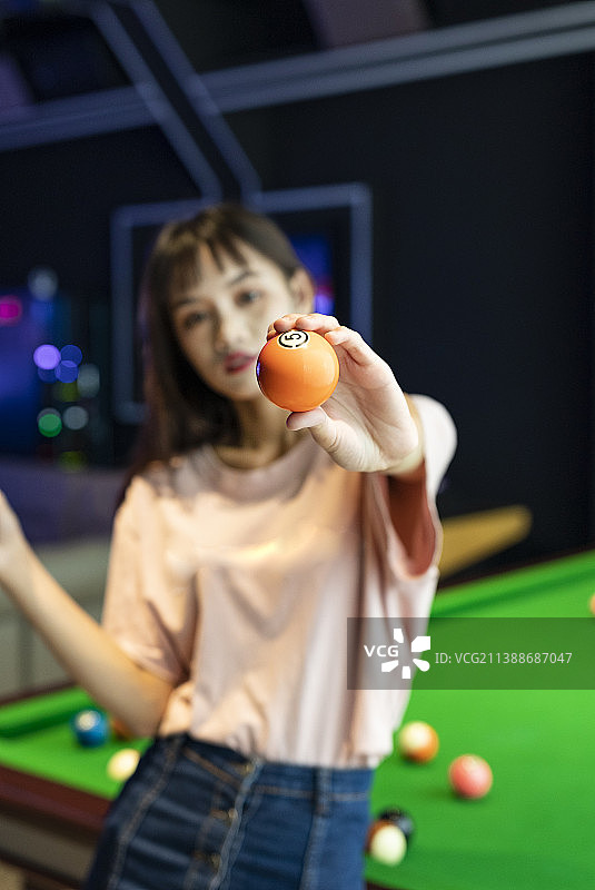 在娱乐房里打台球的美丽女性图片素材